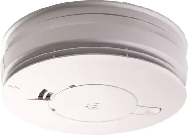 Optische rookmelder EI Electronics Ei146e met 230V en 9V back-up, zichtbaar met witte behuizing en bedieningsknoppen.