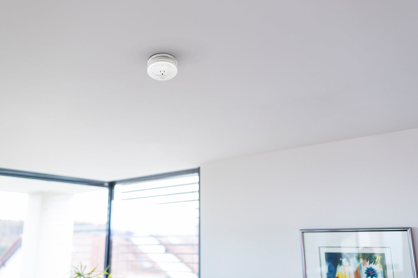 Brennenstuhl rookmelder with 9V battery, compact smoke detector mounted on a wall, showing the front panel and sensor.
