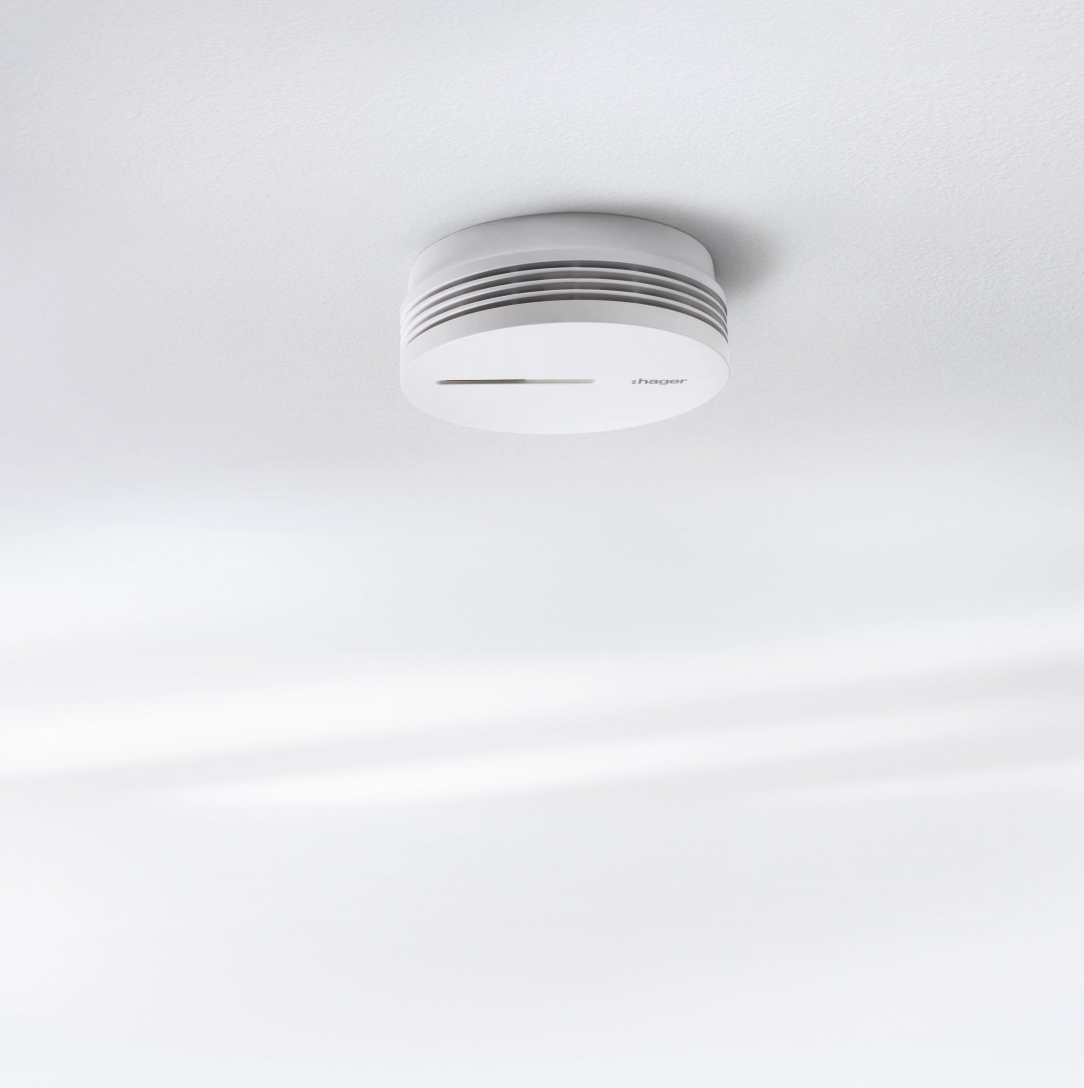 Hager TG600AL optical smoke detector, lithium-powered with 10-year lifespan, mounted on ceiling for fire safety detection