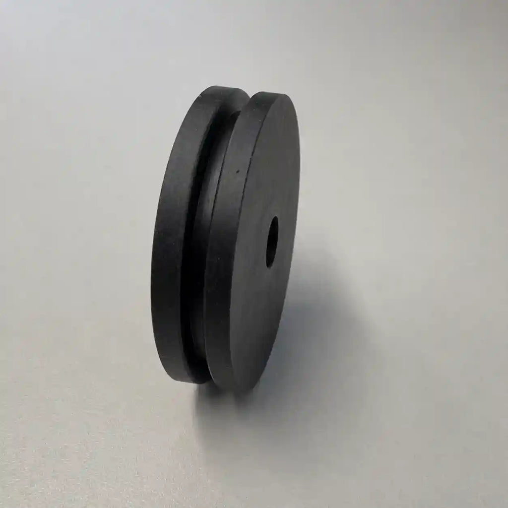 Kunststof schijf met gat op maat, lightweight construction material, designed for custom projects, shown in black color.